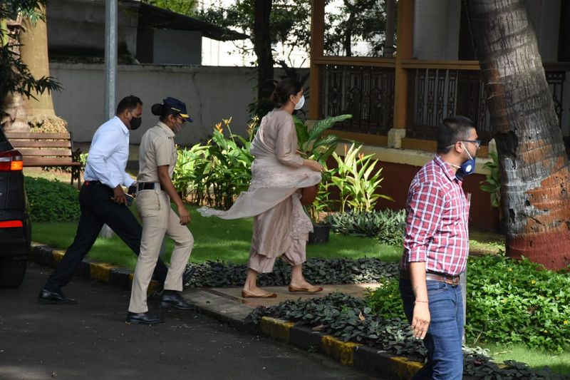 Deepika Padukone arrives at NCB office dpl