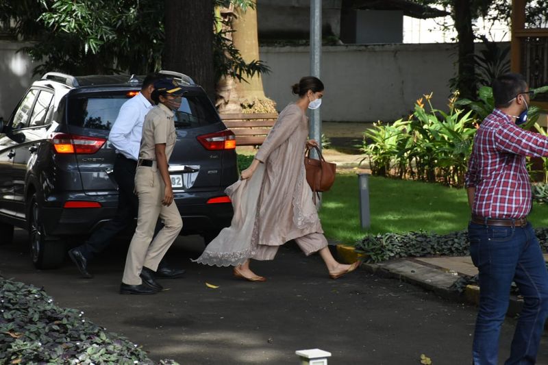 actress Deepika paducone arrives at ncb office for interrogation about her drug chat BRd
