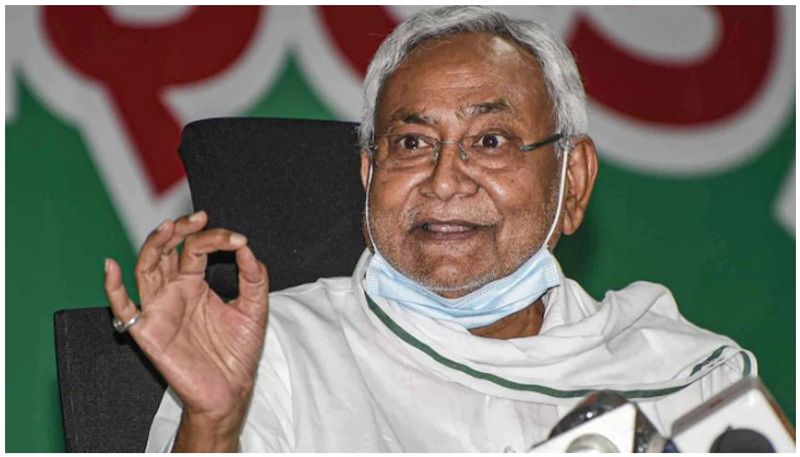 बिहार की पूर्व मुख्य सचिव अंजनी सिंह (Anjani Singh) भी नीतीश के भरोसेमंद अफसरों की लिस्ट में रही हैं। वो 2018 में रिटायर हो गई थीं। लेकिन उन्हें रिटायरमेंट के बाद मुख्यमंत्री का सलाहकार बना दिया गया। आरसीपी सिन्हा (IAS RCP Sinha) भी ऐसे ही एक और आईएएस अफसर थे को नीतीश के करीबी थे और मुख्यमंत्री ने उन्हें रिटायरमेंट के बावजूद राज्यसभा सांसद बनाकर अपने करीब ही रखा। 