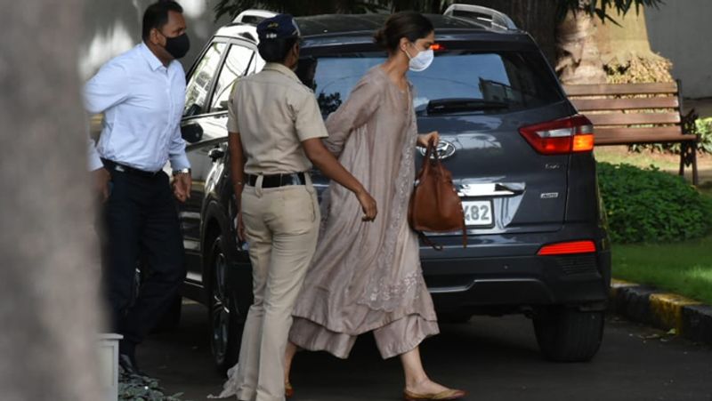 मीडिया में चर्चा थी कि एनसीबी की पूछताछ में दीपिका के साथ उनके पति रणवीर सिंह भी जा सकते हैं, लेकिन बाद में उन्हें एक्ट्रेस के साथ आने से मना कर दिया गया। दीपिका के साथ रणवीर को रहने की इजाजत नहीं दी गई। 