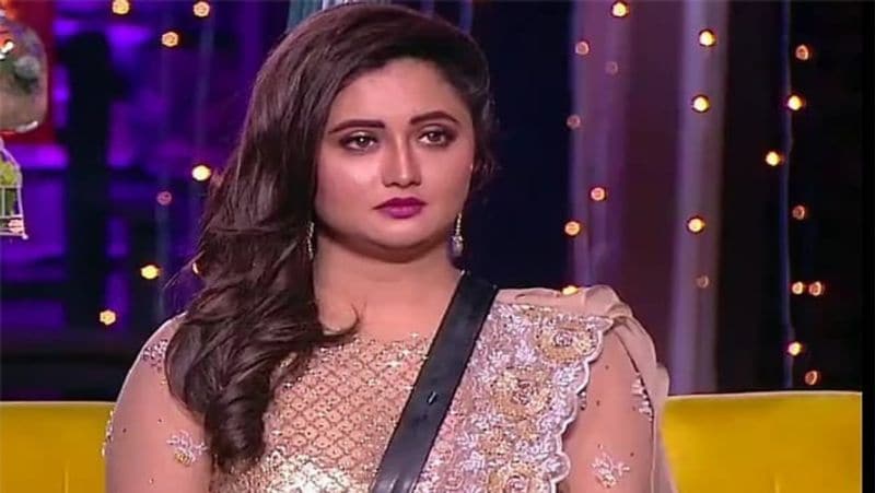 बिग बॉस 13 में पार्टिसिपेट करने वाली टीवी की फेमस बहू रश्मि देसाई (Rashami Desai) को सबसे ज्यादा पैसे दिए गए हैं। वे सीजन 13 की सबसे हाईएस्ट पेड कंटेस्टेंट थीं। उन्हें 2.50 करोड़ फीस दिए जाने बात कही गई थी। बता दें कि रश्मि कलर्स चैनल के कई सारे शोज में लीड रोल निभा चुकी हैं।