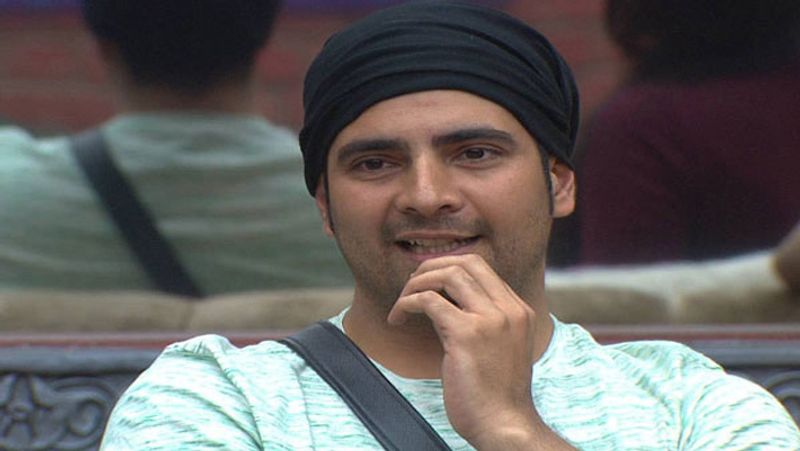 ये रिश्ता क्या कहलाता है फेम करण मेहरा (Karan Mehra) भी सीजन 10 का हिस्सा थे। हालांकि थोड़े समय के लिए शो में आए नैतिक उर्फ करण शो में धमाल नहीं मचा पाए थे। बताया जा रहा था कि बिग बॉस के लिए करण को 1 करोड़ दिए गए थे।