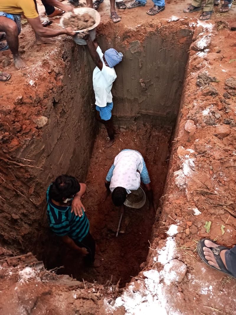 Body Heart broken: SP Balasubrahmanyam Funeral Last Photos