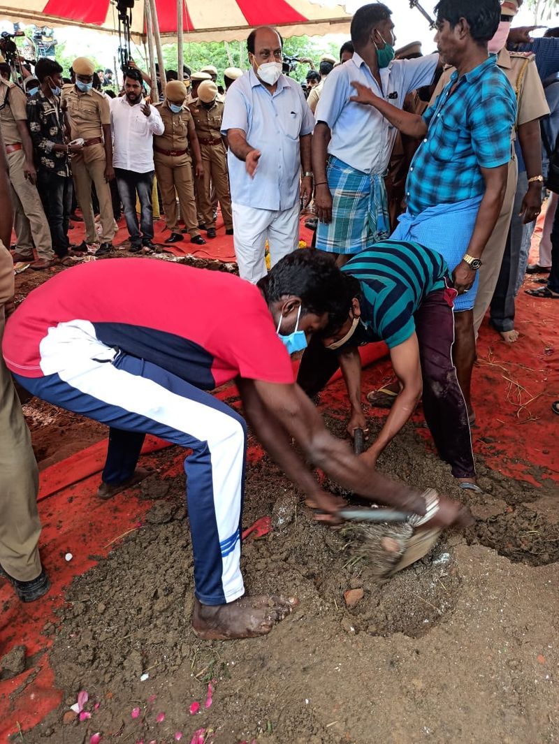 Body Heart broken: SP Balasubrahmanyam Funeral Last Photos
