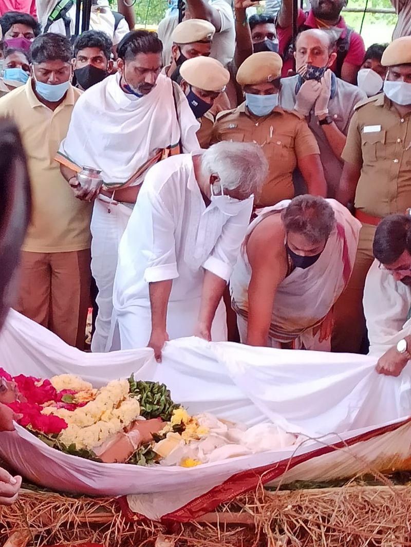 Body Heart broken: SP Balasubrahmanyam Funeral Last Photos