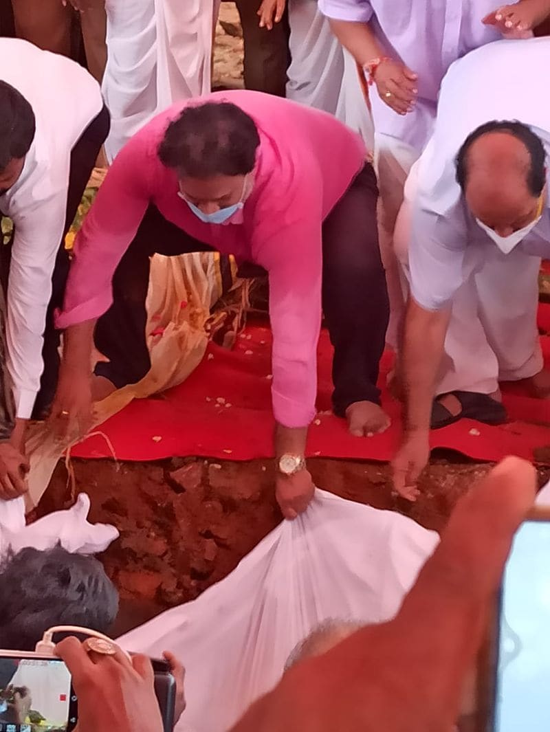 Body Heart broken: SP Balasubrahmanyam Funeral Last Photos