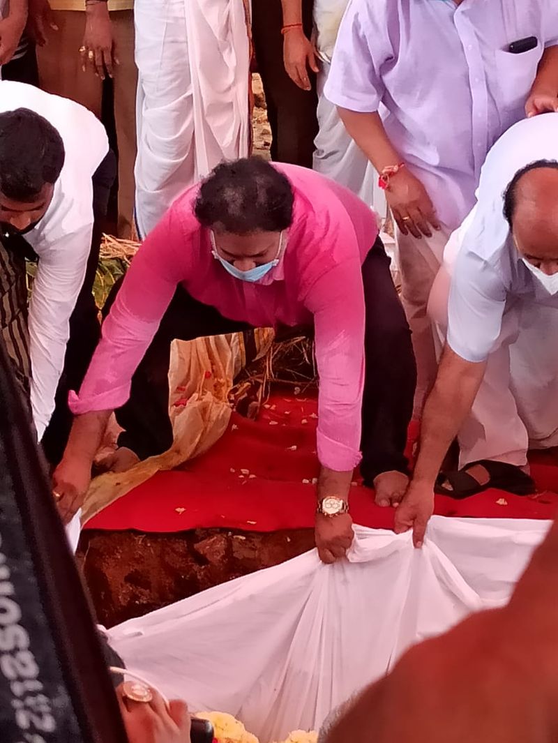 Body Heart broken: SP Balasubrahmanyam Funeral Last Photos