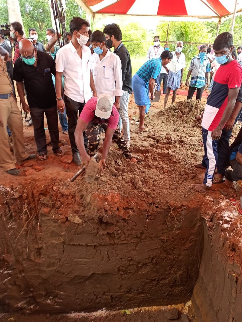 Body Heart broken: SP Balasubrahmanyam Funeral Last Photos