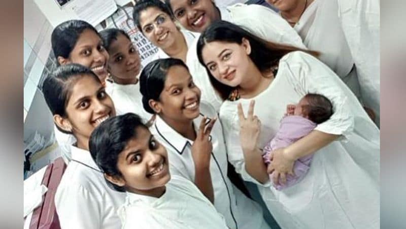माही ने अस्पताल के स्टाफ के साथ वाली फोटो सेयर कर लिखा- मदरहुड डरावना हो सकता है, खासकर मेरे जैसे प्रीमी (बच्चे का प्रीमैच्योर बर्थ) केस में। खैर, मुझे पता है कि मैं ब्रीच कैंडी अस्पताल में सबसे बेस्ट टीम की देखरेख में थी, जिन्होंने तारा का बहुत अच्छा ख्याल रखा। और हां, मैं उनका सपोर्ट नहीं भूल सकती क्योंकि मैं कई बार डर जाती थी।
