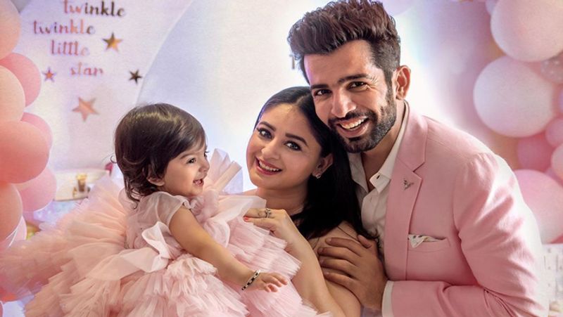 बता दें कि माही ने अगस्त 2019 को अपने बच्चे को जन्म दिया था। जय ने बेटी के नन्हें पैरों की फोटो शेयर कर फैंस के साथ सोशल मीडिया पर यह खुशखबरी बाटी थी।