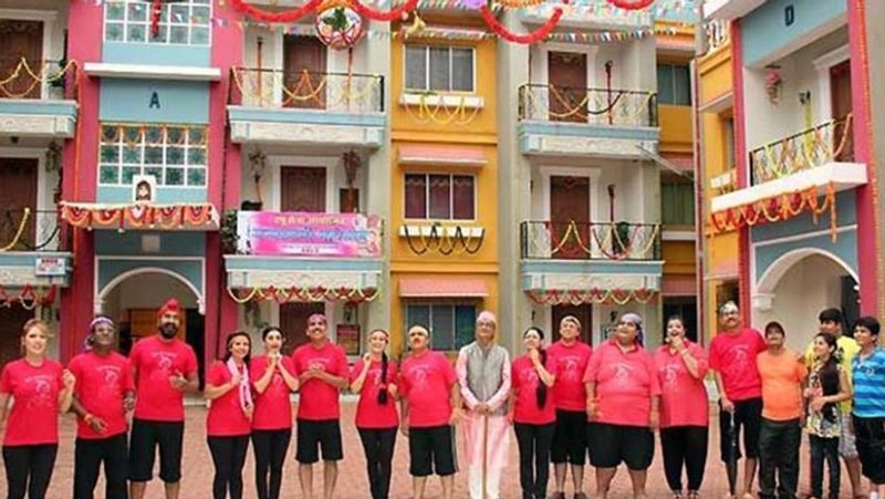 गोकुलधाम सोसायटी का सेट मुंबई के गोरेगांव फिल्म सिटी में बना है।