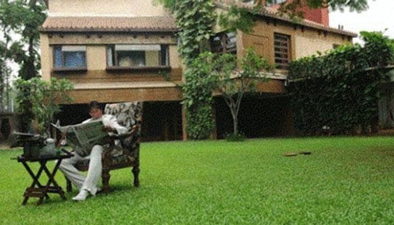 Amitabh Bahchan
Amitabh Bachchan's house 'Jalsa' is a famous spot every fan wants to see when they visit Mumbai for 'Bombay darshan'. The Bachchan's original mansion Prateeksha is known for it greenary and lush green plants. Jalsa is located in Juhu and Bachchan lives their with his son, Abhishek Bachchan and family.