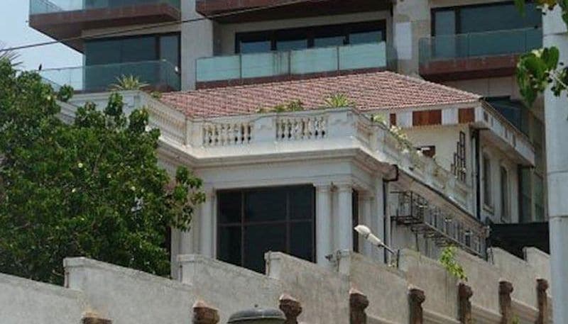 Shah Rukh Khan
How can we miss the paradise where King Khan lives. Mannat is a luxurious house owned by Shah Rukh Khan. SRK brought this heritage site from a trust and renovated it with all modern facilities and luxuries.