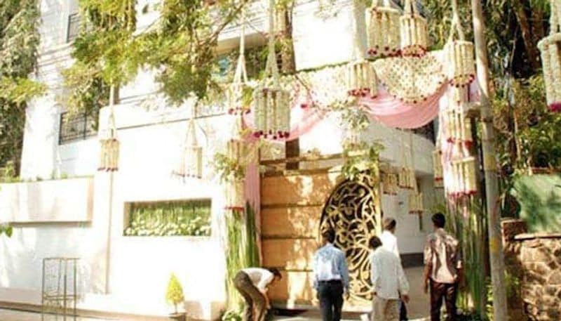 Hema Malini
Hema Malini owns a beautiful bungalow in Juhu. She also has a house in Goregaon.