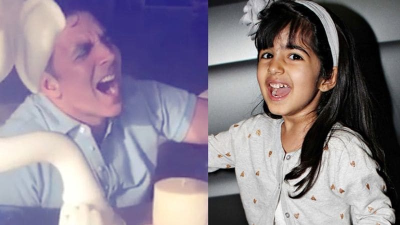बता दें कि कुछ दिनों पहले अक्षय कुमार का एक पुराना वीडियो सोशल मीडिया पर वायरल हुआ था, जिसमें वे बेटी नितारा के साथ गेम खेलते और लाडली की हर डिमांड पूरी करते नजर आए थे। 