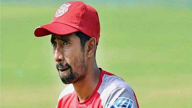 अपनी पारी के दौरान सनराइजर्स हैदराबाद की टीम एक-एक रन के लिए संघर्ष करती नजर आई। मैच के दौरान ही सोशल मीडिया पर बेहद धीमी बैटिंग कर रहे ऋद्धिमान साहा को ट्रोल किया जाने लगा।