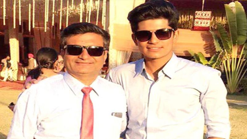 लखविंदर बताते हैं कि बेटे के लिए उन्होंने अपने गांव की खेतीबाड़ी छोड़ दी और मोहाली में शिफ्ट हो गए। शुभमन ने काफी समय तक स्कूल की एक क्रिकेट एकेडमी में कोचिंग ली और उसके बाद मैंने उसे पीसीए मोहाली की क्रिकेट एकेडमी में एडमिशन दिलवा दिया। जहां शुभमन ने काफी कुछ सीखा। शुभमन की क्रिकेट में ऐसी लगन लगी थी कि वह रोज सुबह 3.30 बजे उठते थे और 4 बजे एकेडमी में पहुंच जाते थे। दिनभर प्रैक्टिस करते और शाम को खड़े होकर सीनियर प्लेयर्स के सेशन को देखते।