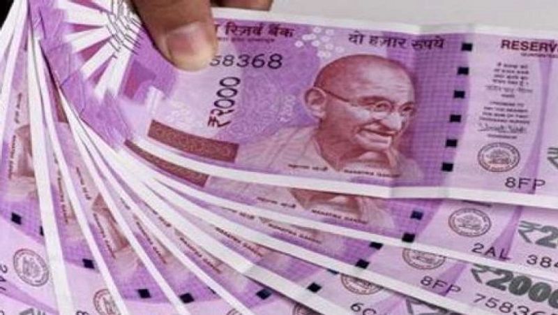 क्या है यह योजना
लड़कियों के भविष्य को सुरक्षित करने के लिए सरकार ने सुकन्या समृद्धि योजना (Sukanya Samriddhi Scheme 2020) शुरू की है। इस योजना में निवेश कर बेटी की उच्च शिक्षा और शादी के खर्चों को आसानी से पूरा किया जा सकता है। इसमें गारंटीड मुनाफा मिलता है।
(फाइल फोटो)