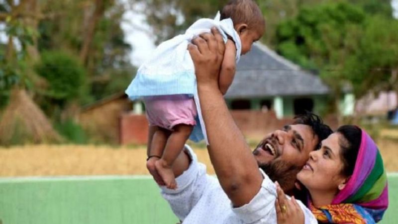 मेच्योरिटी पर मिलेंगे 64 लाख रुपए
मौजूदा ब्याज दर के हिसाब से अगर हर वित्त वर्ष में 1.5 लाख रुपए 15 साल तक जमा किया जाता है तो जमा की गई कुल रकम 22,50,000 रुपए होगी और इस पर ब्याज 41,36,543 रुपए बनेगा। हालांकि, यह अकाउंट 21 साल पूरे होने के बाद मेच्योर होगा। ऐसे में, अकांउट में जमा की गई राशि पर ब्याज मिलता रहेगा। 21 साल तक यह रकम ब्याज के साथ बढ़कर करीब 64 लाख रुपए हो जाएगी। 