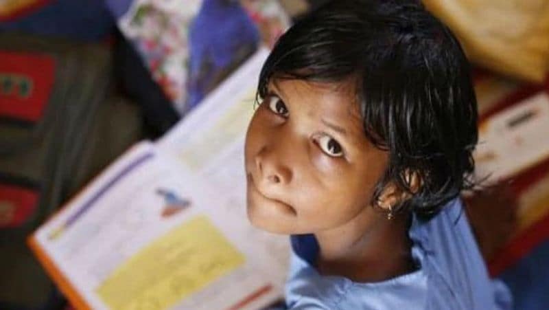 कौन खोल सकता है अकाउंट
यह खाता लड़की के माता-पिता खुलवा सकते हैं। एक बेटी के नाम ऐसा एक ही खाता खुलवाया जा सकता है। एक अभिभावक दो बेटियों के नाम यह खाता खुलवा सकता है, लेकिन दूसरी बेटी के जन्म के समय अगर जुड़वां बेटी होती है, तो तीसरा खाता भी खुलवाया जा सकता है। इसके लिए मेडिकल सर्टिफिकेट देना होता है।
(फाइल फोटो)
