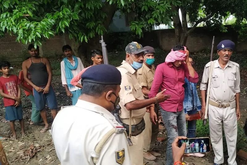 पॉश इलाके में चल रहे इस सेक्स रैकेट का खुलासा तब हुआ जब बंधक बनाई गई युवती घर से निकलकर भाग गई और इसकी जानकारी मोहल्लेवालों को दी। जिसके बाद वे हंगामा खड़े कर दिए। पुलिस आरोपी दंपति को गिरफ्तार कर लिया।
