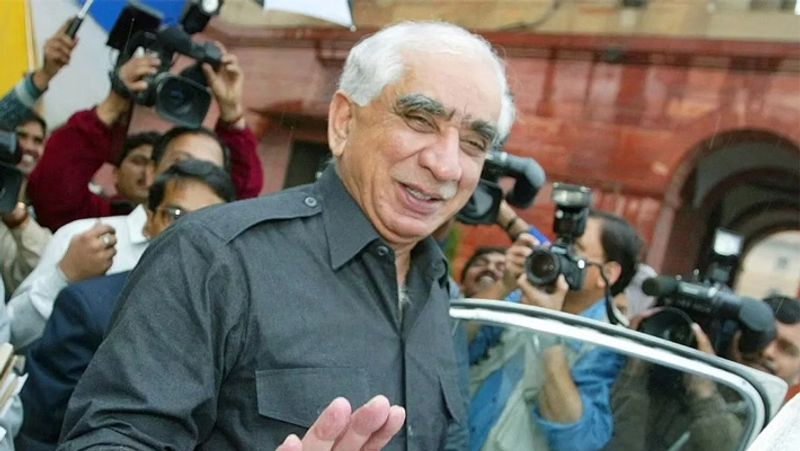 1998 में परमाणु परीक्षण के बाद अमेरिका ने भारत पर सख्त प्रतिबंध लगाए थे। तब जसवंत ने ही अमेरिका से बातचीत की थी। 1999 में करगिल युद्ध के दौरान भी उनकी अहम भूमिका रही थी।