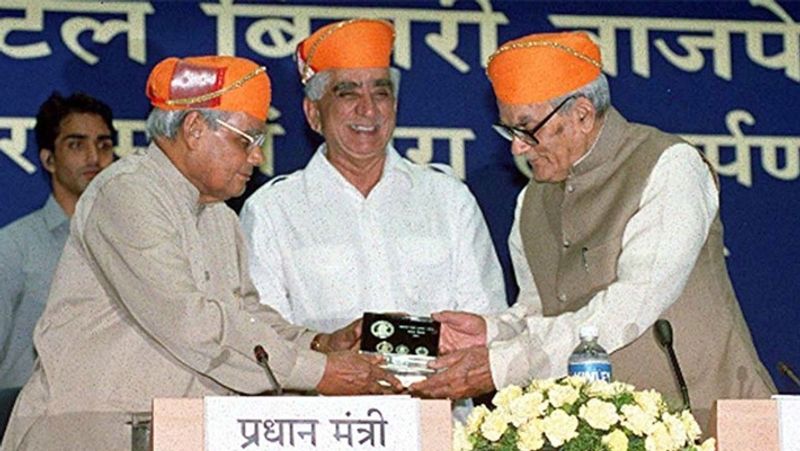 जसवंत सिंह को लेकर कहा जाता है कि भाजपा से उन्हें दो बार बाहर किया गया था। दरअसल, उन्होंने अपनी किताब में मुहम्मद अली जिन्नाह की तारीफ की थी, जिसके बाद भाजपा ने उन्हें पार्टी से निकाल दिया था। इसके एक साल बाद 2010 में उनकी पार्टी में फिर से वापसी हुई। 2014 में पार्टी ने उन्हें लोकसभा चुनाव का टिकट नहीं दिया। 