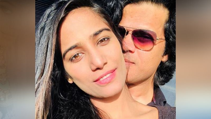 इतना ही नहीं पूनम में शादी कर खत्म करने की बात कही थी। उन्होंने कहा था कि इस बार मैं उसके पास दोबारा नहीं जाना चाहती। मुझे नहीं लगता कि किसी ऐसे व्यक्ति के पास लौटना एक समझदारी भरा फैसला है, जिसने बिना परिणाम के बारे में सोचे, आपको एक जानवर की तरह पीटा है।