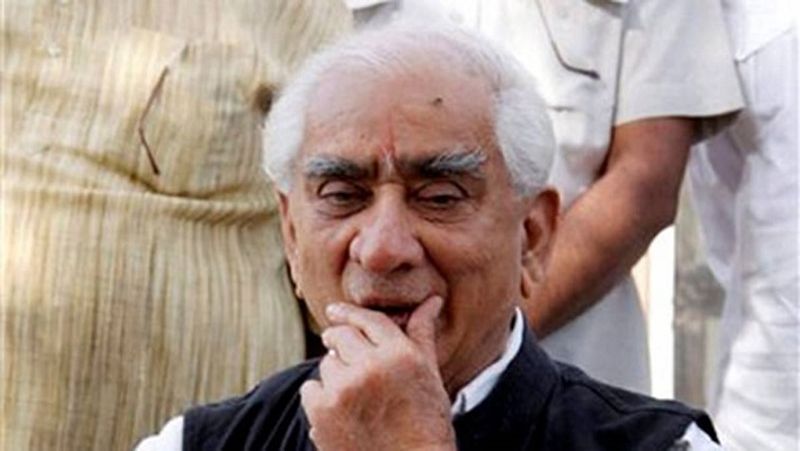 जसवंत सिंह ने राजनीति में आने के लिए सेना में मेजर के पद से इस्तीफा दे दिया था। वे अटल बिहारी वाजपेयी के नेतृत्व वाली राजग सरकार में अपने करियर की ऊंचाई पर थे। 1998 से 2004 तक राजग के शासनकाल में जसवंत सिंह वित्त, रक्षा और विदेश मंत्री रहे।
