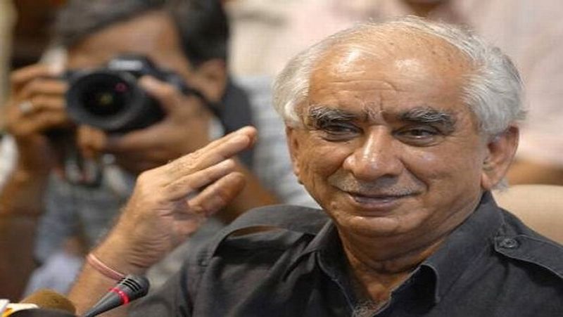 जसवंत सिंह का राजनीतिक करियर कई उतार-चढ़ाव से गुजरा। इस दौरान वे काफी विवादास्पद भी रहे। 1999 में एयर इंडिया के अपहृत विमान के यात्रियों को छुड़ाने के लिए आतंकवादियों के साथ कंधार जाने के मामले में उनकी काफी आलोचना हुई। जसवंत सिंह हमेशा अटल बिहारी वाजपेयी के भरोसेमंद रहे। वे ब्रजेश मिश्र और प्रमोद महाजन के साथ वाजपेयी की टीम के अहम सदस्य थे।