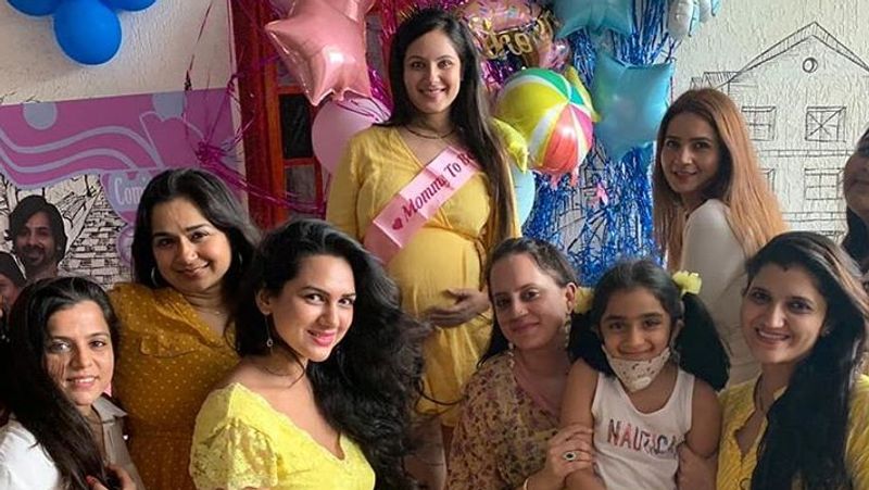 पूजा और कुणाल पहली बार टीवी सीरियल 'तुझ संग प्रीत लगाई सजना' के सेट पर मिले थे। पूजा और कुणाल ने एक-दूसरे को लम्बे समय तक डेट किया और बीच में दोनों अलग भी हो गए थे। 