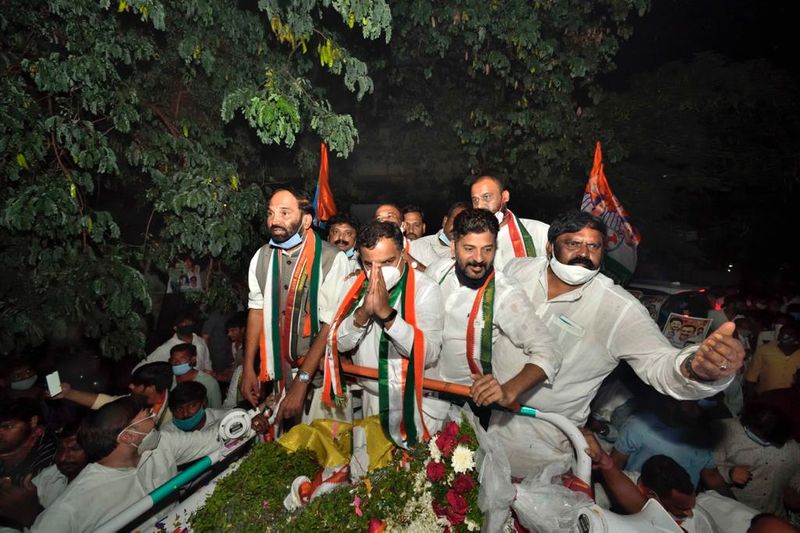 పీసీసీ చీఫ్ ఎంపిక విషయమై పార్టీ సీనియర్లకు అధిష్టానం నుండి పిలుపు వచ్చే అవకాశం ఉందనే ప్రచారం సాగుతోంది. ఈ ప్రక్రియ పూర్తయ్యే వరకు సుమారు నెల రోజులకు పైగా సమయం పట్టే అవకాశం లేకపోలేదు.