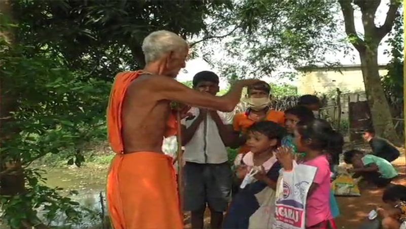 बार्टांडा सरपंच ने बताया, "वह पिछले 75 साल से पढ़ा रहे हैं। सरकार से किसी भी तरह की मदद के लिए इनकार करते हैं, क्योंकि यह उनका जुनून है। हालांकि, हमने एक ऐसी सुविधा देने का फैसला किया है, जहां वह बच्चों को आराम से पढ़ा सकते हैं।"