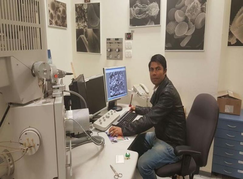 विजय के अलावा परिवार में कोई सदस्य ग्रेजुएट नहीं है। पिता मैट्रिक तो भाई सिर्फ इंटर पास हैं। ऐसे परिवेश में उन्होंने बीडी ईवनिंग कॉलेज, पटना से इंटर के बाद बिहार विवि के देवचंद कॉलेज, हाजीपुर से 2008 में बीएससी की डिग्री ली थी। उसी साल तेजपुर विश्वविद्यालय में मास्टर ऑफ साइंस में अध्ययन के लिए प्रवेश परीक्षा दी थी और टॉपर बने थे।
(फाइल फोटो)