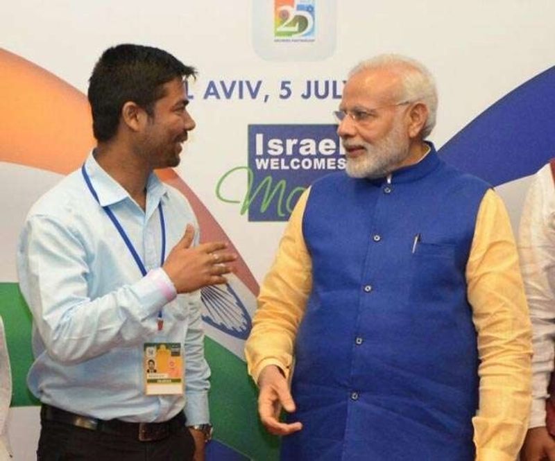 विजय ने शुरूआती पढ़ाई सिरसिया बाजार गांव से पांच किमी दूर सरकारी स्कूल में की थी। वे बताते हैं, गरीबी प्रतिदिन परीक्षा लेती थी, क्योंकि वे आठ साल तक लगातार पैदल स्कूल जाते थे। आज भी उनका परिवार सिरसिया बाजार में रहता है। हालांकि टूटा-फूटा खपरैल मकान की जगह अब पक्के मकान ने ले ली है।(फाइल फोटो)