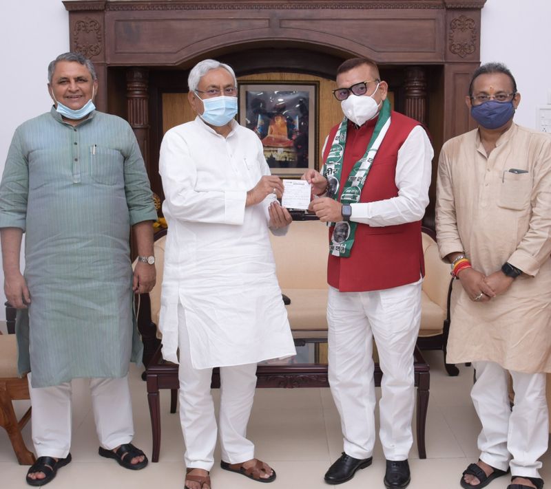 गुप्तेश्वर पांडेय गूगल पर भी खूब सर्च किए जा रहे हैं। बीते 24 घंटे में वे गूगल सर्च के टॉप 10 में शामिल रहे। बिहार के मुख्यंत्री नीतीश कुमार को 53 फीसद लोगों ने गूगल पर सर्च किया तो उन्हें 36 फीसद लोगों ने गूगल पर खोजा, जबकि इस ट्रेंड में तेजस्वी यादव कहीं नहीं दिख रहे हैं। 