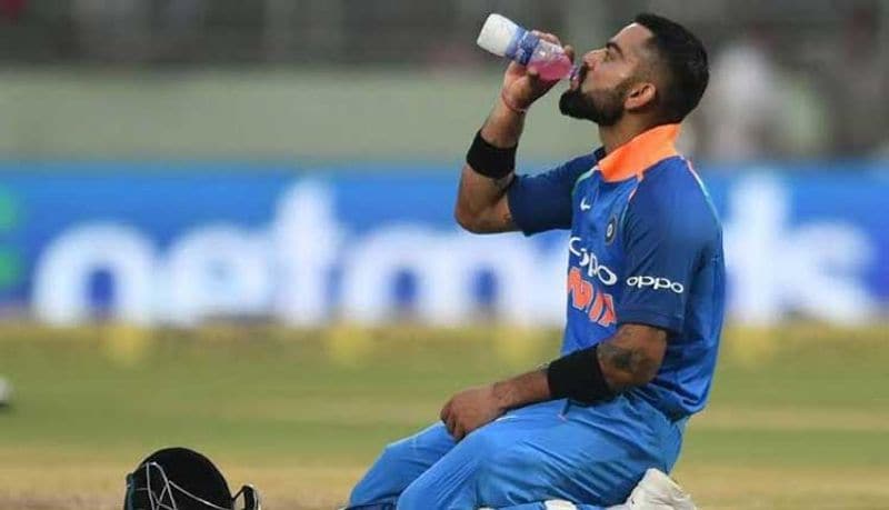 खुद को फिट और हमेशा एक्टिव रखने के लिए विराट खासी मशक्कत भी करते हैं। अपनी फिटनेस के लिए वे अपने खाने-पीने का ख्याल तो रखते ही हैं। इसके साथ ही वे सुबह और शाम को जिम जाना कभी नहीं भूलते।