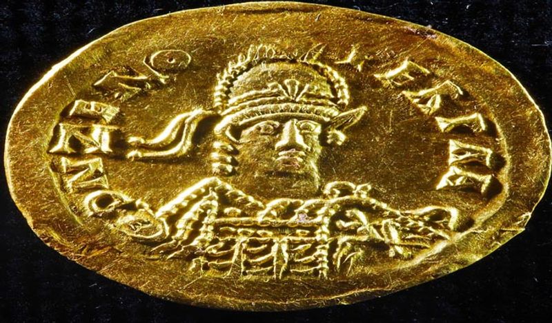 इस सोने के सिक्के में पूर्वी रोमन सम्राट ज़ेनो का सिर है जो 480 के आसपास रहता था और इसे कब्रिस्तान में ही दफन किया गया था। 