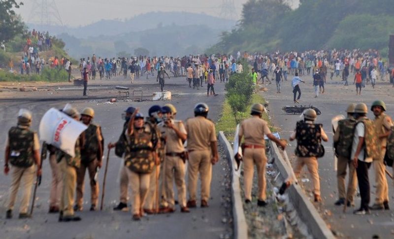 आसपास के लोगों ने बताया कि करीब 50 से 60 लोग कॉलोनी में घुसे थे जो 45 मिनट तक आतंक मचाते रहे। लोगों ने पुलिस को बताया कि आतंक फैलाने वालों की उम्र 15 साल से 25 साल के बीच थी।