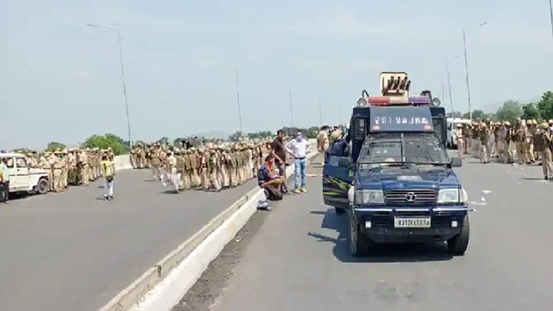  जहां-जहां भी यह अराजकता हो रही वहां पर भारी पुलिस बल तैनात कर दिया गया है।