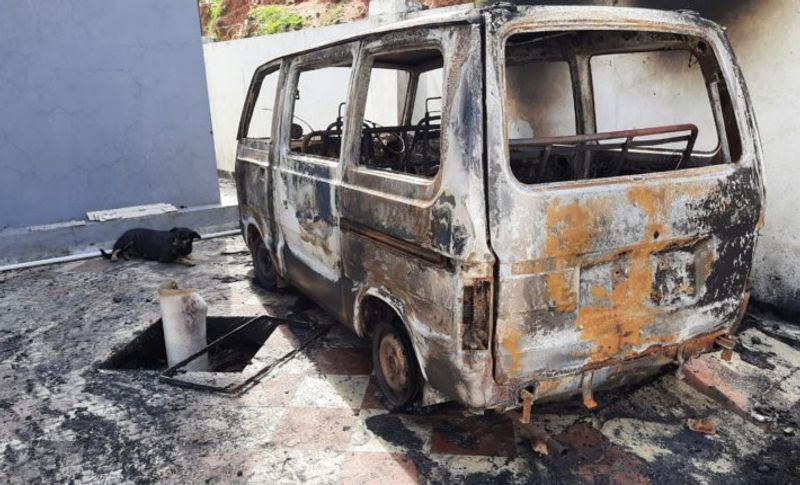 तस्वीर में दिखाई दे रही यह गाड़ी उदयपुर के श्रीनाथ कॉलोनी में खड़ी थी। जहां उपद्रवियों उसे आग के हवाले कर दिया गया।