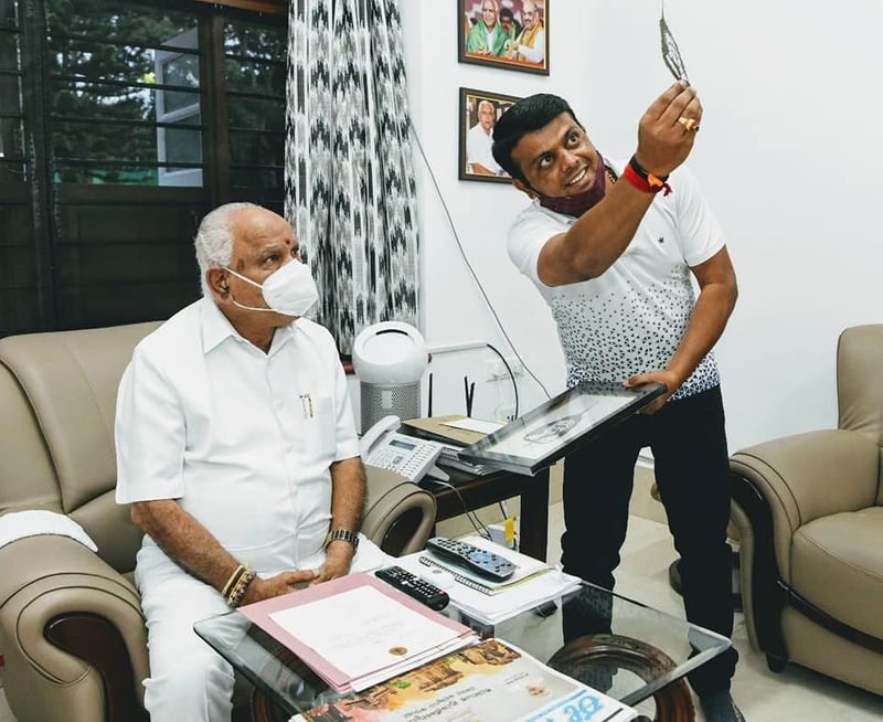 BSY Gifts Rs 1 lakh To Dakshina Kannada district Leaf painting artist For drawing His Photo rbj