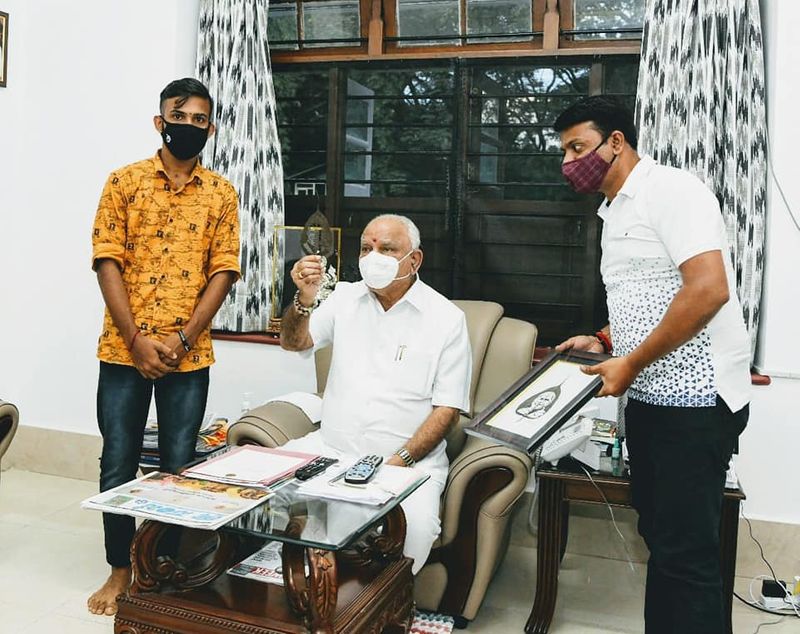 BSY Gifts Rs 1 lakh To Dakshina Kannada district Leaf painting artist For drawing His Photo rbj