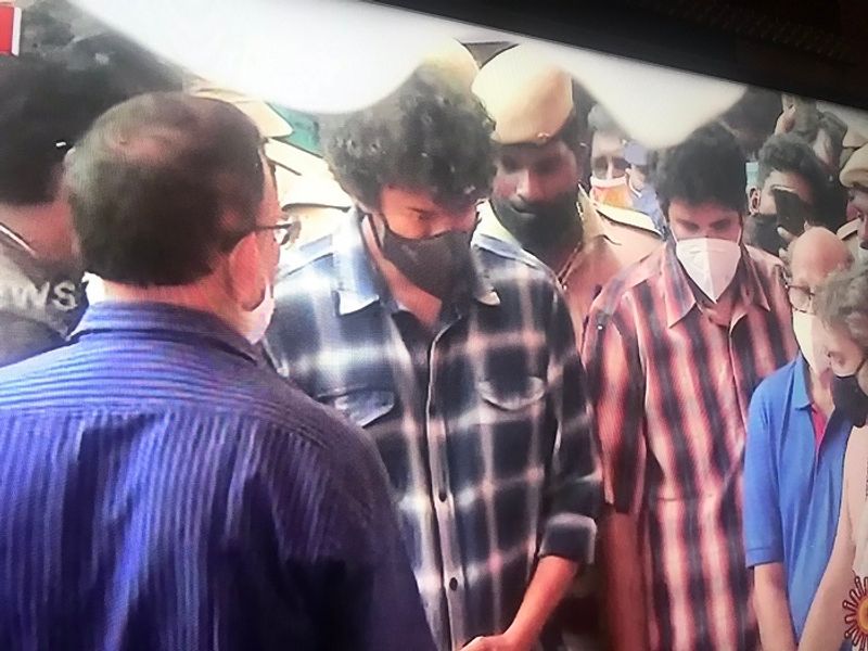 vijay picks up his fans slipper while returning from spbs funeral dpl