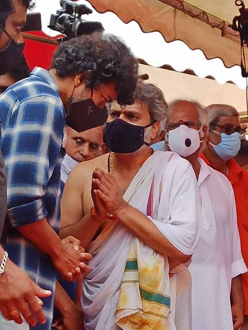 vijay picks up his fans slipper while returning from spbs funeral dpl