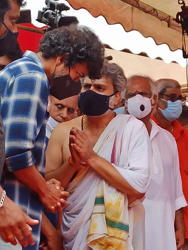 vijay picks up his fans slipper while returning from spbs funeral dpl
