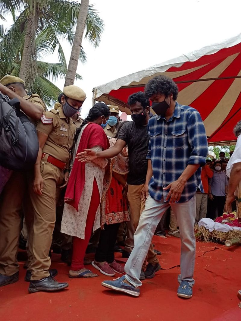 vijay picks up his fans slipper while returning from spbs funeral dpl