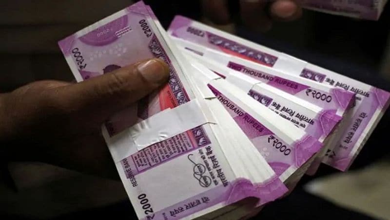 ट्वीट कर जारी किया अलर्ट
स्टेट बैंक ऑफ इंडिया (SBI) ने अपने आधिकारिक ट्विटर हैंडल से ट्वीट कर लोगों को वॉट्सऐप कॉल और मैसेसेज से सावधान रहने को कहा है। अक्सर धोखाधड़ी करने वाले इसी के जरिए बैंक अकाउंट संबंधी जानकारी किसी न किसी बहाने से मांगते हैं।
(फाइल फोटो)
