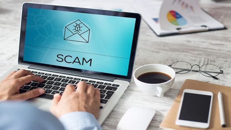 पहले भी जारी किया था अलर्ट
स्टेट बैंक ऑफ इंडिया (SBI) ने पहले भी ट्वीट करके बताया था कि बैंक के ग्राहकों के पास फर्जी ईमेल आ रहे हैं। ये ईमेल वैसे ही होते हैं, जैसे बैंक के असली ईमेल होते हैं। इसलिए लोग झांसे में आ जाते हैं। बैंक ने कहा है कि ऐसे ईमेल को खोलें भी नहीं। इससे मेल हैक हो सकता है।
(फाइल फोटो)
