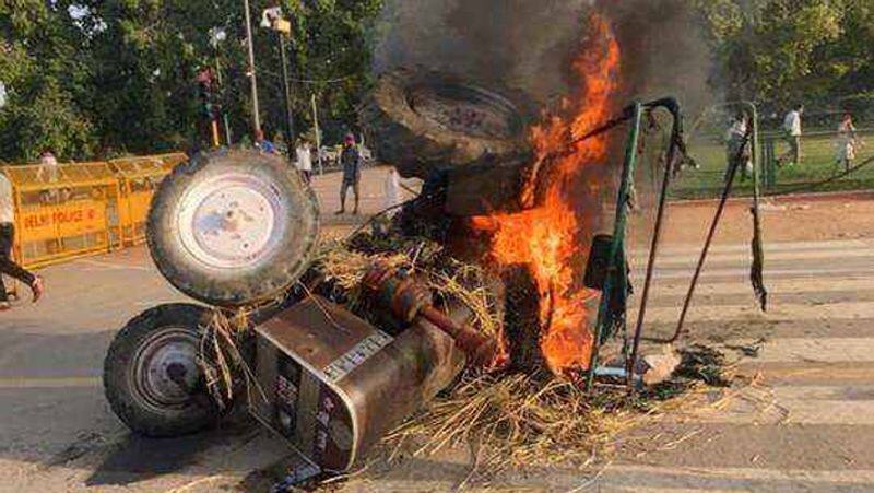 Violent protest by burning tractor in front of India Gate, Punjab State Youth Congress Atrocities ..